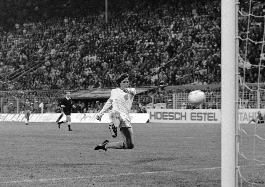 Mondiale Germania 1974. Nella seconda fase l’Olanda batte il Brasile 2-0. Cruijff segna il secondo gol (Ap)